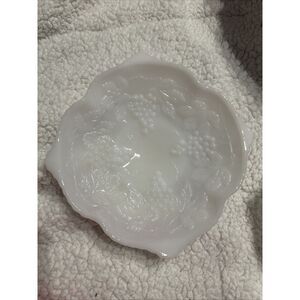 Vintage ANCHOR HOCKING Milk Glass Grape Leaf Embossed Grapes Decorative‎ Bowl 2